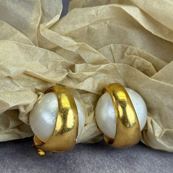Chanel Vintage 93a Large Faux Pearl Gold Clip On Earrings - Picture 4 of 16